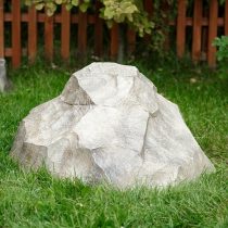 Крышка для люка в виде камня