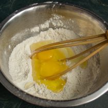 Смешиваем яйца с мукой венчиком Смешиваем яйца с мукой венчиком