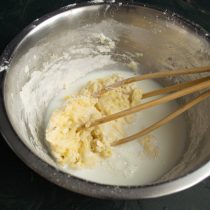 Небольшими порциями вливаем молоко в миску, перемешиваем тесто венчиком
