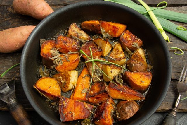 Нежный запеченный батат с сельдереем и шалфеем Нежный запеченный батат с сельдереем и шалфеем