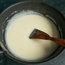 Обжариваем муку в масле, вливаем куриный бульон, перемешиваем, добавляем сливки и нагреваем до кипения Обжариваем муку в масле, вливаем куриный бульон, перемешиваем, добавляем сливки и нагреваем до кипения