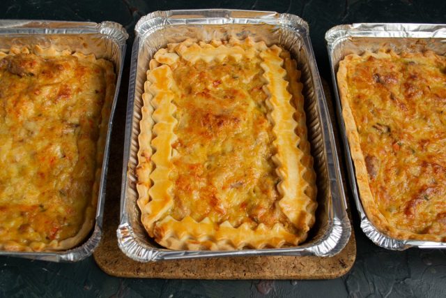 Порционный киш с курицей и тимьяном готов Порционный киш с курицей и тимьяном готов