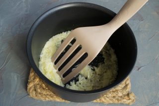 В кастрюлю наливаем оливковое масло, добавляем нарезанный лук и обжариваем В кастрюлю наливаем оливковое масло, добавляем нарезанный лук и обжариваем