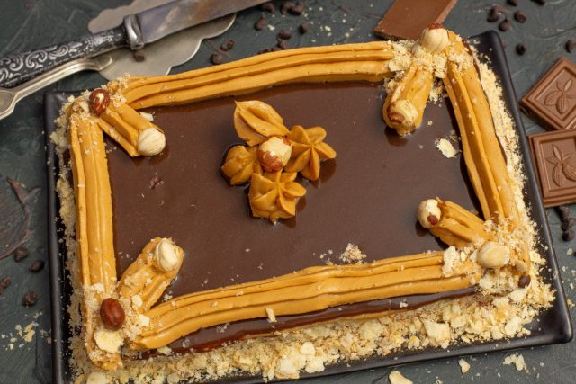 Простой песочный торт с масляным кремом, джемом и шоколадным ганашем Простой песочный торт с масляным кремом, джемом и шоколадным ганашем