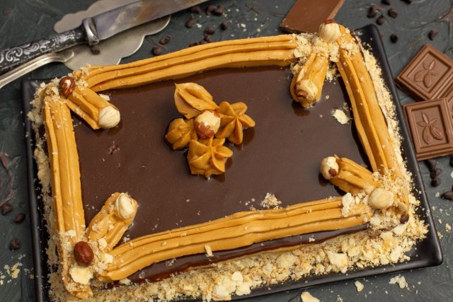 Простой песочный торт с масляным кремом, джемом и шоколадным ганашем Простой песочный торт с масляным кремом, джемом и шоколадным ганашем