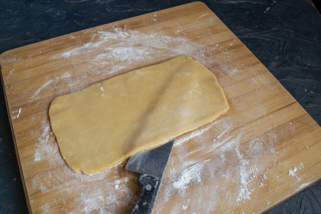 Раскатываем тесто и вырезаем прямоугольники размером 15х20 сантиметров