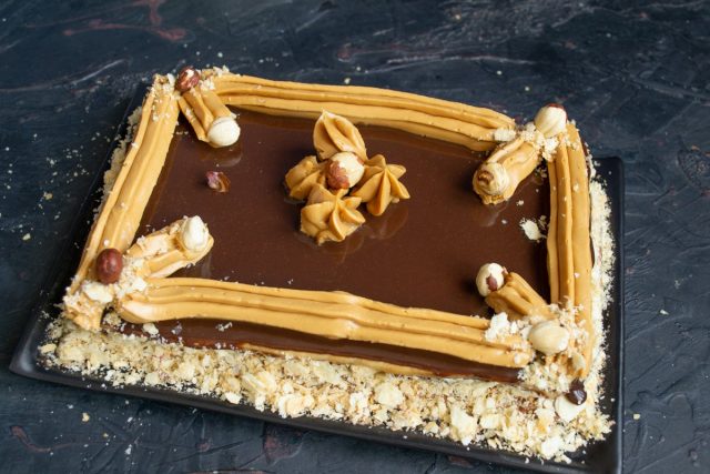 Украшаем песочный торт с масляным кремом, джемом и шоколадным ганашем. Готово! Украшаем песочный торт с масляным кремом, джемом и шоколадным ганашем. Готово!