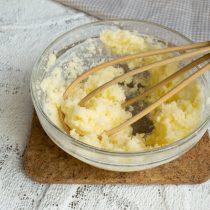 Растираем масло с сахаром Растираем масло с сахаром