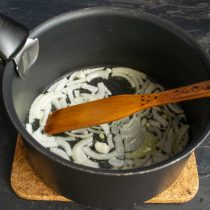 Кладём в сотейник сливочное масло, добавляем нарезанный лук Кладём в сотейник сливочное масло, добавляем нарезанный лук
