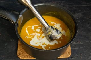 Наливаем сливки, солим по вкусу, перемешиваем и нагреваем на тихом огне почти до кипения Наливаем сливки, солим по вкусу, перемешиваем и нагреваем на тихом огне почти до кипения