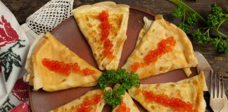 Тонкие блины с икрой и сыром