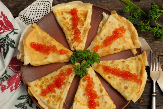 Тонкие блины с икрой и сыром Тонкие блины с икрой и сыром