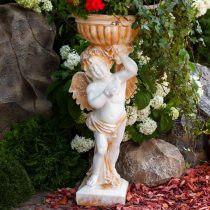 Садовая скульптура в виде херувима, держащего чашу