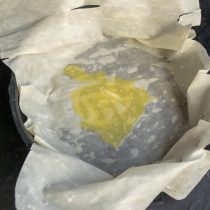 Кладём лист теста на смазанную форму, поливаем растопленным сливочным маслом Кладём лист теста на смазанную форму, поливаем растопленным сливочным маслом
