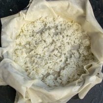 Выкладываем на тесто варёный рис