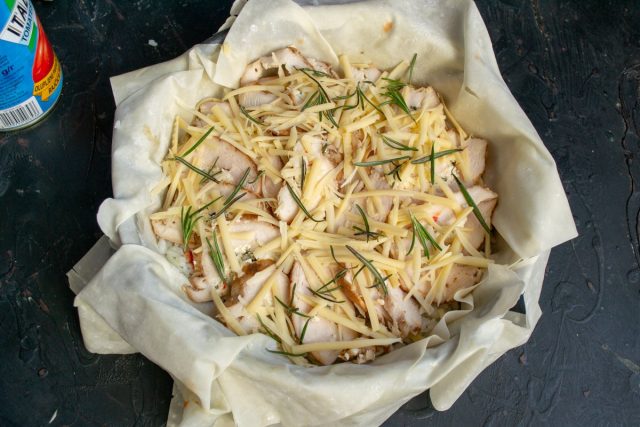 На курицу насыпаем оставшийся тёртый сыр и немного розмарина На курицу насыпаем оставшийся тёртый сыр и немного розмарина