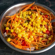 Добавляем консервированную кукурузу Добавляем консервированную кукурузу