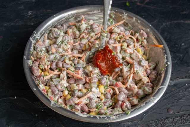 Перемешиваем, по вкусу солим или добавляем корейскую соевую пасту Перемешиваем, по вкусу солим или добавляем корейскую соевую пасту