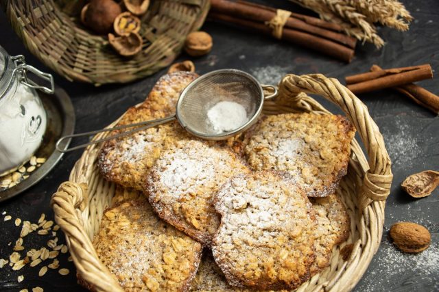 Хрустящее печенье из овсяных хлопьев с грецкими орехами Хрустящее печенье из овсяных хлопьев с грецкими орехами