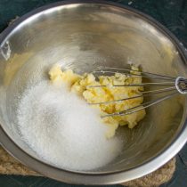 Нарезаем мягкое сливочное масло кубиками, добавляем сахарный песок и щепотку морской соли
