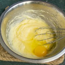 Взбиваем смесь с яйцом, разбиваем в миску второе яйцо и тщательно перемешиваем