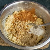 Добавляем в тесто рубленные орехи, молотый имбирь, кокосовую стружку и молотую корицу