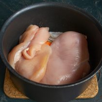 С куриной грудки снимаем кожу, срезаем мясо с каркаса С куриной грудки снимаем кожу, срезаем мясо с каркаса