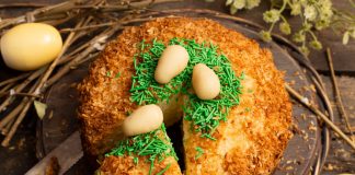 Кекс на Пасху без дрожжей с кокосовой стружкой и сливками