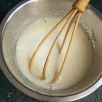 Взбиваем яйца с сахаром, вливаем кефир и добавляем ванильный экстракт