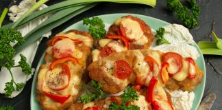 Нежная свинина, запеченная с сыром и помидорами в духовке