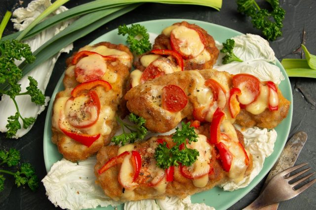 Нежная свинина, запеченная с сыром и помидорами в духовке Нежная свинина, запеченная с сыром и помидорами в духовке