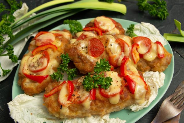 Нежная свинина, запеченная с сыром и помидорами в духовке Нежная свинина, запеченная с сыром и помидорами в духовке