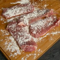Посыпаем мясо мукой, тщательно обваливаем Посыпаем мясо мукой, тщательно обваливаем