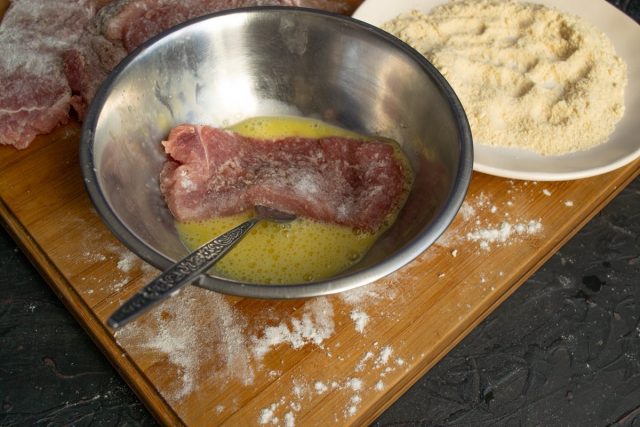 Кладём ломтики мяса во взбитое яйцо Кладём ломтики мяса во взбитое яйцо