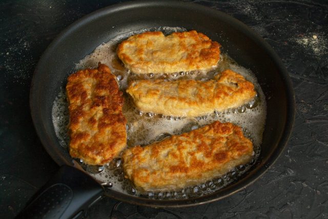 Обжариваем мясо до золотистого цвета Обжариваем мясо до золотистого цвета