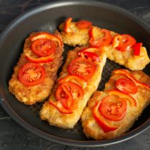 Выкладываем на мясо ломтики помидоров и полоски перца Выкладываем на мясо ломтики помидоров и полоски перца