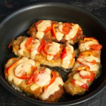 Достаём мясо из духовки и оставляем на 5 минут Достаём мясо из духовки и оставляем на 5 минут