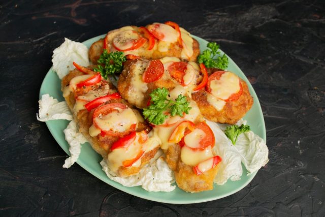 Нежная свинина, запеченная с сыром и помидорами в духовке, готова Нежная свинина, запеченная с сыром и помидорами в духовке, готова