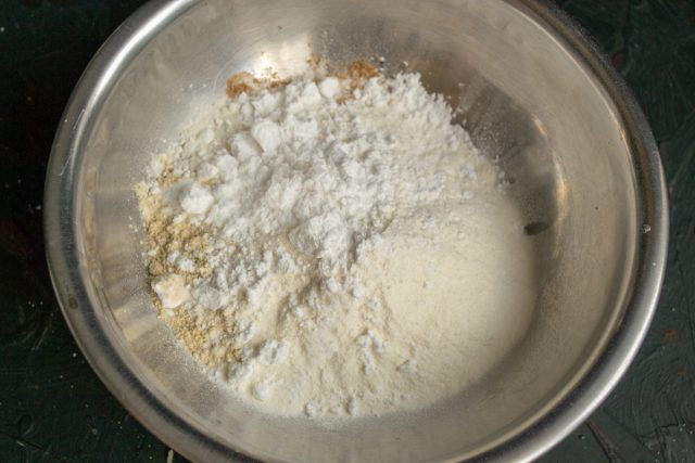 Смешиваем в глубокой миске сухие ингредиенты Смешиваем в глубокой миске сухие ингредиенты