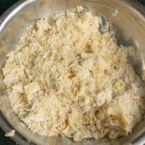 Растираем масло с сухими продуктами Растираем масло с сухими продуктами