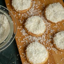 Посыпаем печенье кокосовой стружкой Посыпаем печенье кокосовой стружкой