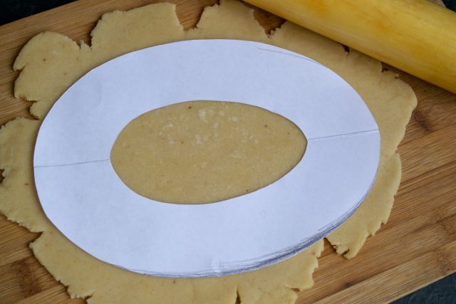 Вырезаем из бумаги шаблон и раскатываем тесто