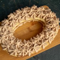 Кладём второй корж, украшаем оставшимся кремом Кладём второй корж, украшаем оставшимся кремом