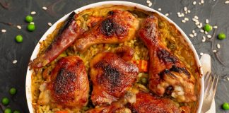 Простая курица с перловкой и овощами в духовке