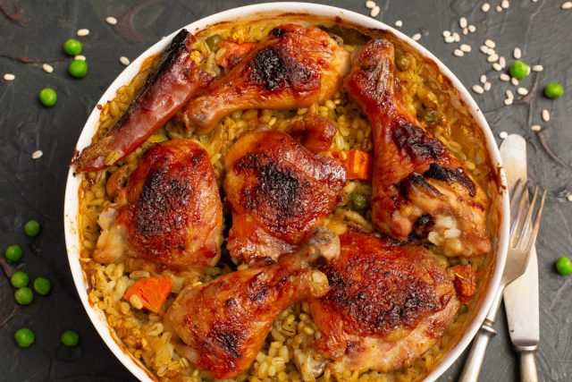 Простая курица с перловкой и овощами в духовке Простая курица с перловкой и овощами в духовке