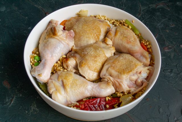 Выкладываем в форму курицу, наливаем горячий бульон и отправляем в разогреваем духовой шкаф Выкладываем в форму курицу, наливаем горячий бульон и отправляем в разогреваем духовой шкаф