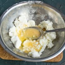 В миске смешиваем творог, яйцо, яичный белок, щепотку соли и ванилин на кончике ножа