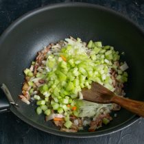 Добавляем сливочное и растительного масло, затем репчатый лук и сельдерей Добавляем сливочное и растительного масло, затем репчатый лук и сельдерей