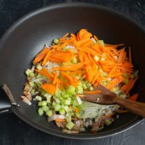 Добавляем шинкованную морковь и обжариваем овощи примерно 15 минут