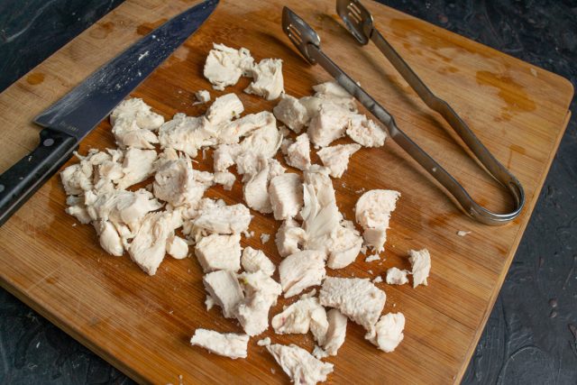 Нарезаем куриное филе кубиками Нарезаем куриное филе кубиками